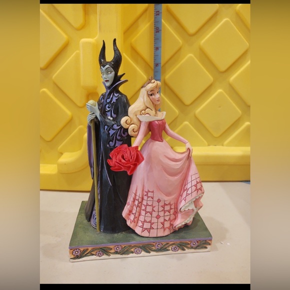 Disney Showcase - Sorcery and Serenity - Picture 1 of 3